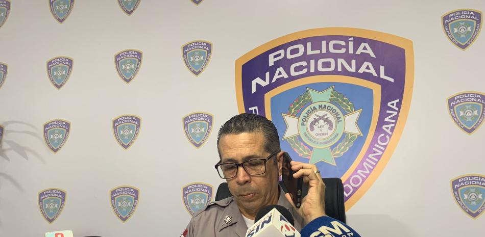 Diego Pesqueira, vocero de la Policía Nacional, al referirse sobre la muerte de Wellington Reyes alias “Welin”, quien falleció en manos de la Policía de San José de Ocoa, señaló que fue de manera natural al producirle un paro cardiopiratorio y un edema agudo de pulmón.