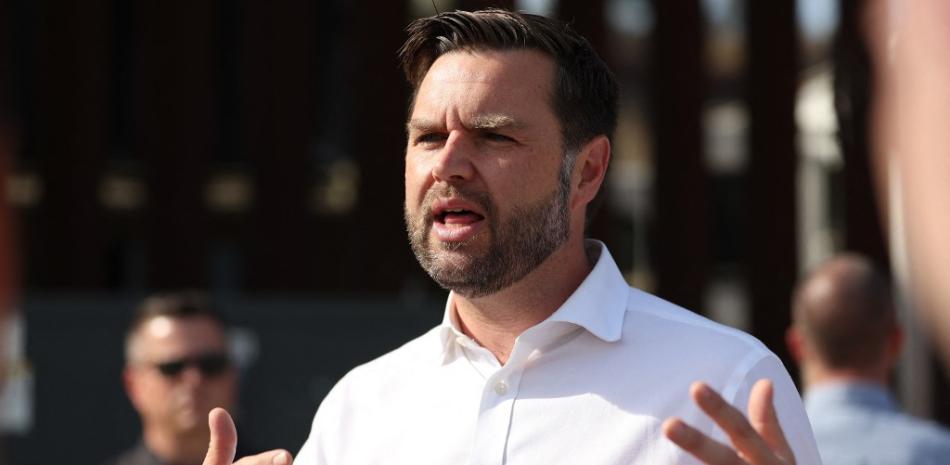 El candidato republicano a la vicepresidencia, JD Vance, habla con los periodistas frente al muro fronterizo con México el 6 de septiembre de 2024