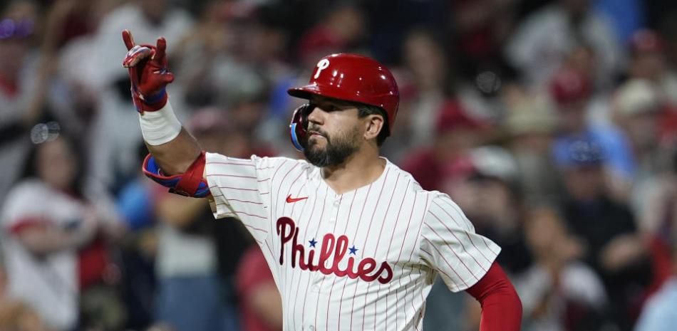 Kyle Schwarber al momento de arribar al pentágono tras disparar su bambinazo 14 abriendo partido este año con lo cual estableció nuevo récord.