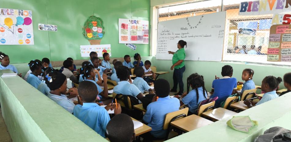 Una de las aulas donde reciben clases los niños en la escuela básica Los Padres de la Patria.