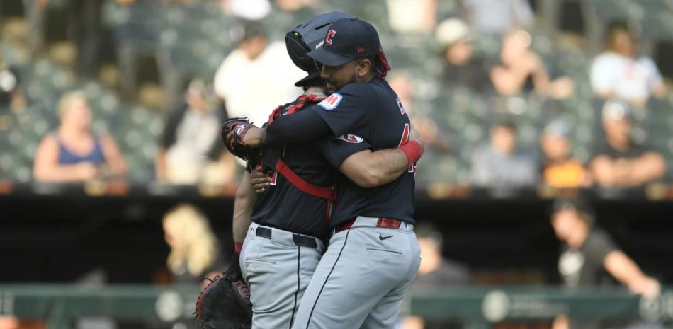 Emmanuel Clase celebra con el receptor Austin Hedges tras culminar el partido.