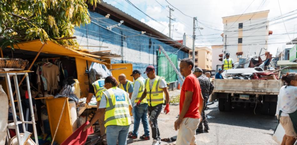 Dirección de Defensoría y Uso de Espacios Públicos de la Alcaldía del Distrito Nacional limpia espacios públicos