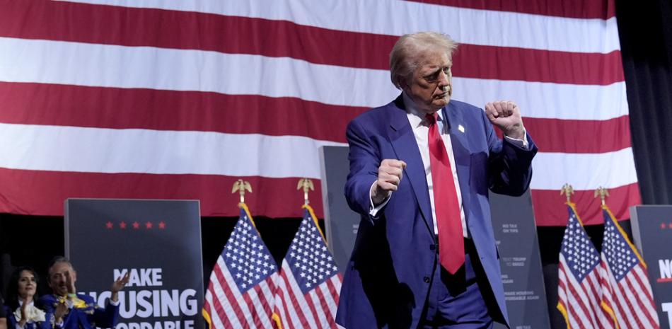 El candidato presidencial republicano, Donald Trump, habla durante un acto de campaña en el Linda Ronstadt Music Hall, el jueves 12 de septiembre de 2024, en Tucson, Arizona