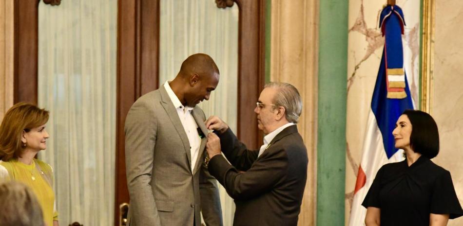 El primer dominicano en ser parte de un equipo campeón en la NBA, Al Horford, recibió este jueves la condecoración en la categoría de caballero por medio de la Orden de Duarte, Sánchez y Mella, de manos del presidente de la República, Luis Abinader.