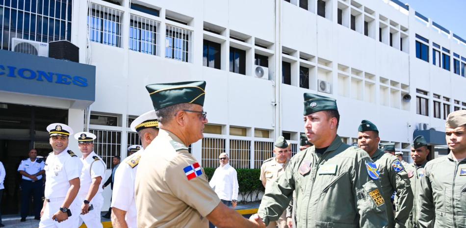 El ministro de Defensa, teniente general Carlos A. Fernández Onofre saluda al presidente de la DNCD, vicealmirante José M. Cabrera Ulloa