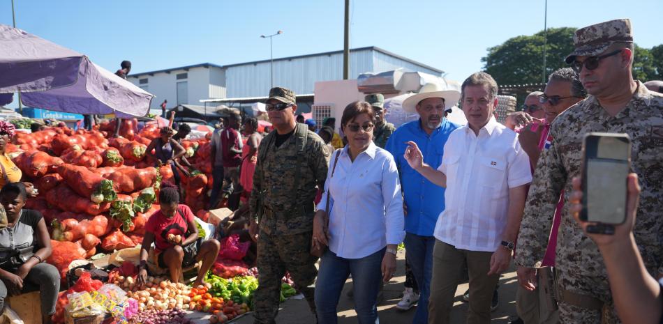 El ministro de Industria, Comercio y Mipymes, Víctor- Ito-Bisonó, recorre el mercado fronterizo de Dajabón