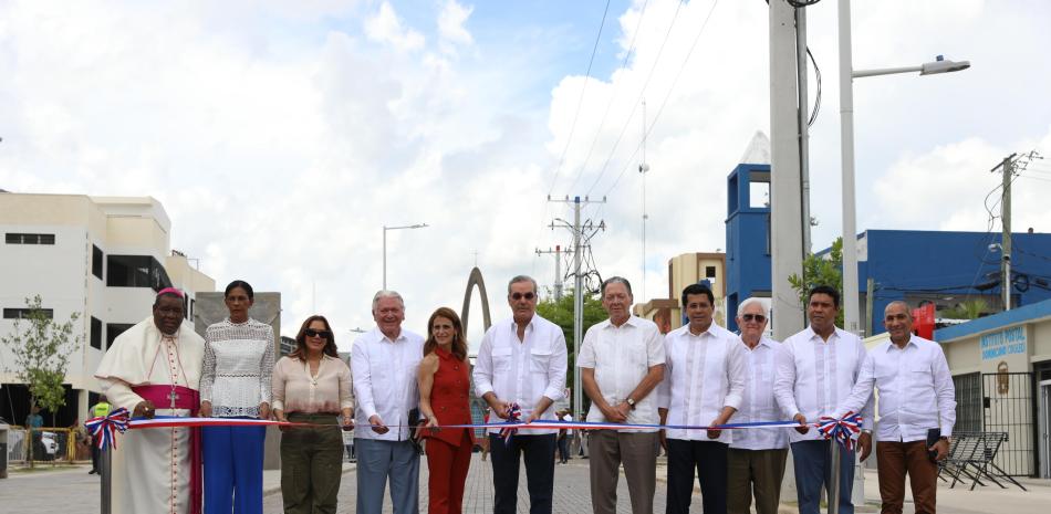 El presidente Luis Abinader encabezó el acto de inauguración de la Vía Sacra.