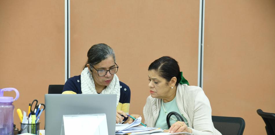 La directora de declaración jurada de la entidad, Génesis Bello y la diputada Yudelka De la Rosa