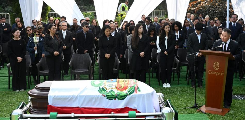 Kenji (R), hijo del ex presidente peruano Alberto Fujimori, habla durante su entierro en el cementerio Campo Fe en Huachipa, en el este de Lima, el 14 de septiembre de 2024.