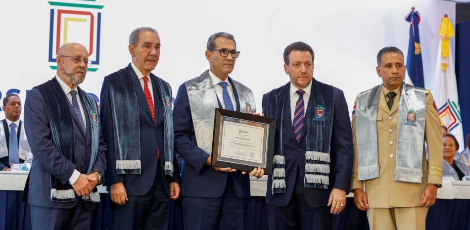 El teniente general retirado, Carlos Luciano Díaz Morfa, quien fue homenajeado por su trayectoria al servicio de la nación en la graduación de UNICARIBE