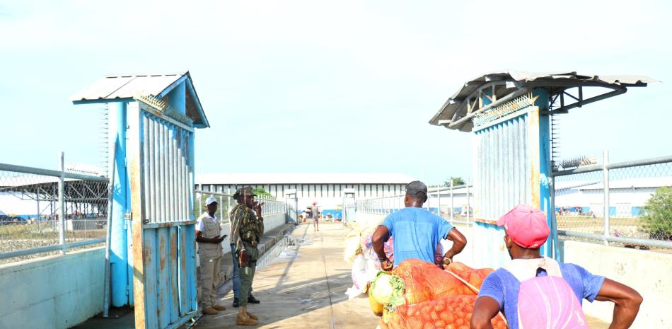 El puente "La Pasarela" solo permitirá la salida de los haitianos.