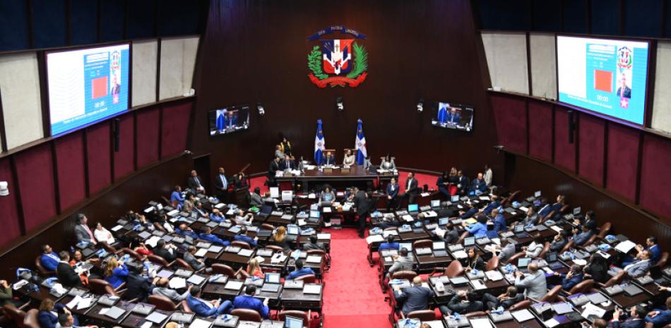 Pasaportes de su esposa e hijos, nombre del colegio dónde estudian sus hijos y el estado de cuenta de la tarjeta de crédito de su cónyuge, son algunos de los requisitos que pide la Cámara de Cuentas a funcionarios para su declaración jurada de patrimonio.