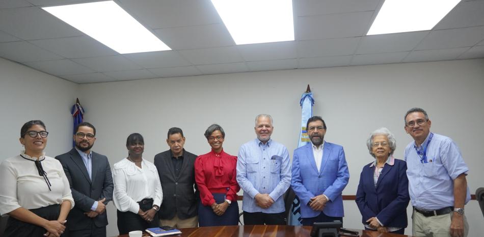 Olmedo Caba Romano, director ejecutivo del INDRHI y Rafael Salazar, administrador de EGEHID, junto a equipos técnicos de ambas insituciones