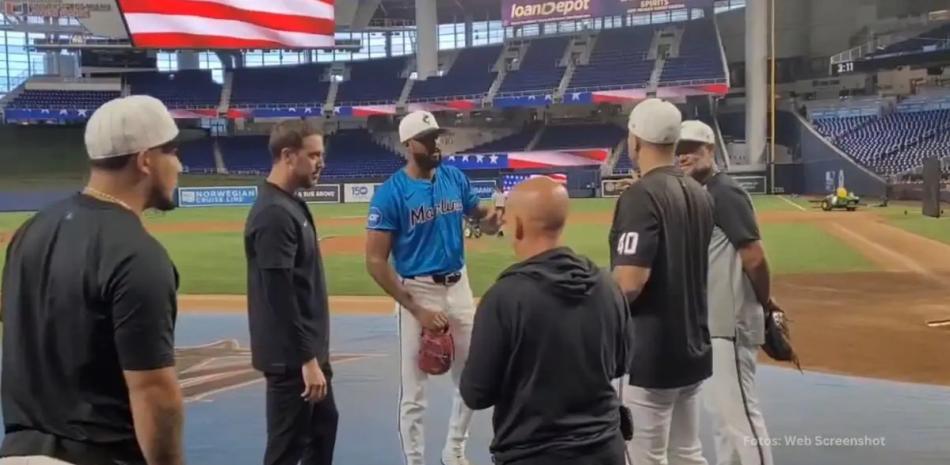 Sandy Alcántara es observado por varios ejecutivos de los Marlins previo a su sesión en que le tiro a bateadores por primera vez.