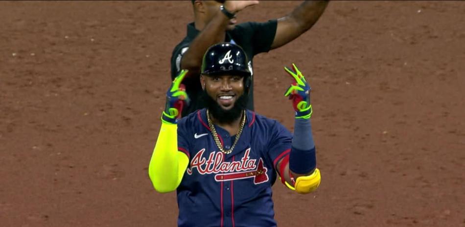 Marcell Ozuna muestra su regocijo luego de conectar un vuelacercas en el choque que los Bravos se impusieron 7-1 a los Rojos de Cincinnati.