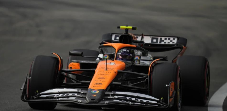 El británico Lando Norris de McLaren maniobra su auto en la tercera sesión de práctica el sábado 21 de septiembre del 2024 antes del Gran Premio de Singapur.