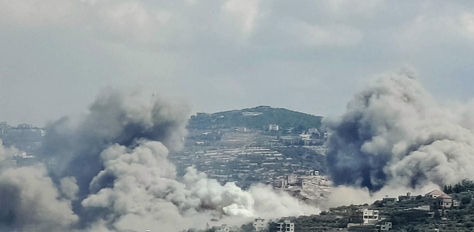 El humo se eleva desde el lugar de un ataque aéreo israelí en la aldea libanesa de Jibal el Botm, cerca de la frontera entre Líbano e Israel