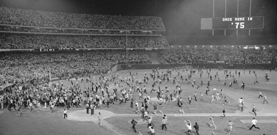 Aficionados de los Atléticos irrumpen en el terreno de juego luego de que Oakland ganó su tercera Serie Mundial de manera seguida.