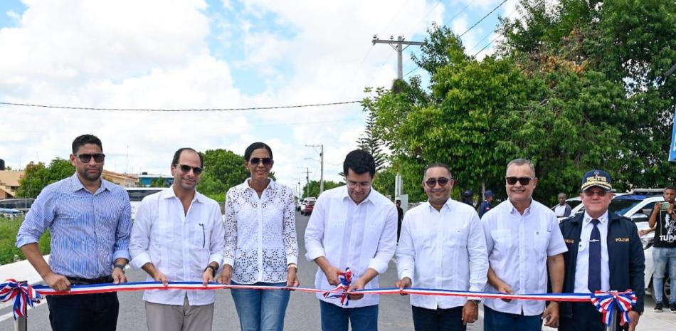 El ministro de Turismo, David Collado (centro), corta la cinta que dejó inaugurada la reconstrucción de la vía.