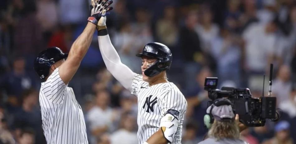 Aaron Judge es felicitado por uno de sus compañeros luego de disparar su vuelacercas 58 de la campaña.