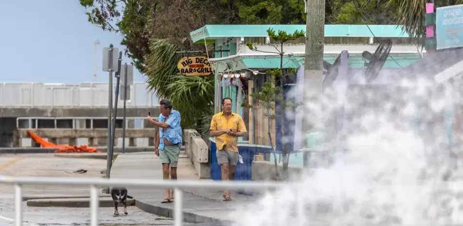 Dos personas pasean con su perro en medio del fuerte oleaje causado por el huracán Helene en Cedar Key, Florida, EE. UU.
EFE/EPA/Cristobal Herrera-Ulashkevich