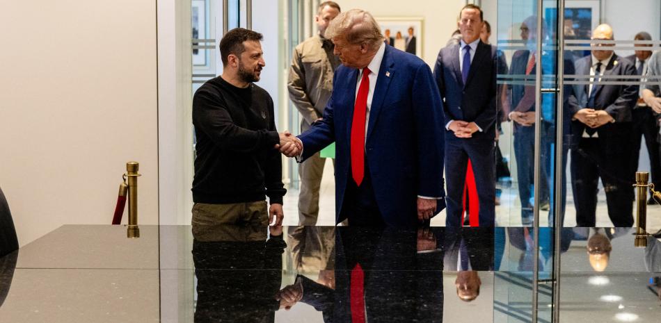 El presidente ucraniano Volodymyr Zelensky y el candidato presidencial republicano, el ex presidente estadounidense Donald Trump, se dan la mano durante una reunión el 27 de septiembre de 2024 en la ciudad de Nueva York.