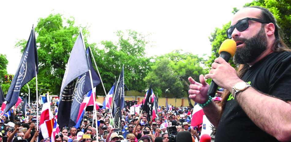 Cintos de manifestantes portando banderas dominicanas y carteles, pidieron ayer frente al Palacio Nacional pasar de la palabra a la acción ante la masiva migración ilegal de haitianos en el país.