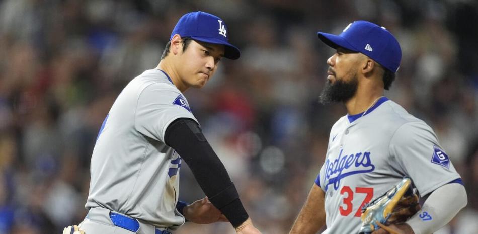 Shohei Ohtani se saluda con el dominicano Teóscar Hernández luego de disparar su jonrón 54 de la estación.