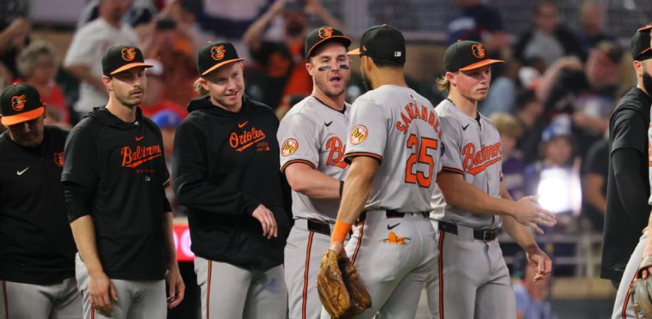 Jugadores de los Orioles se felicitan luego que este conjunto aseguró el primer puesto de comodín en la Liga Americana.