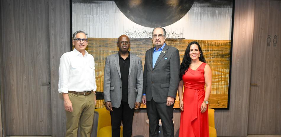 Pavel García Matos, presidente de LAM junto al doctor Anelechi Anyanwu y represnetnates del  hospital Mount Sinai de NY