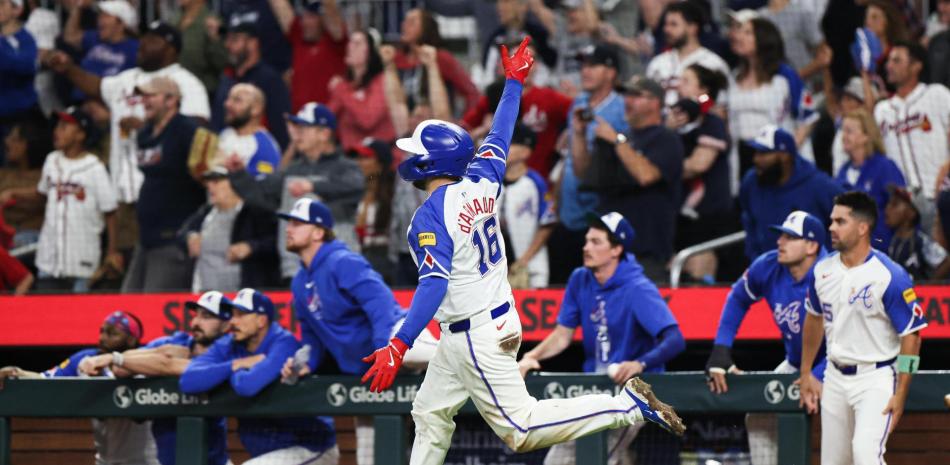 Travis d`Arnaud comienza el recorrido de las bases luego de disparar un vuelacercas en el noveno acto que le otorgó el triunfo a los Bravos.