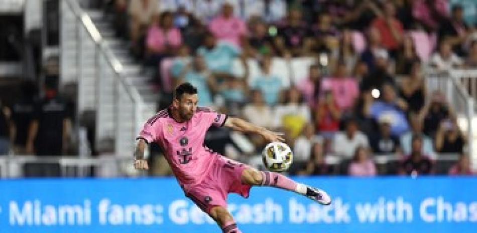 Lionel Messi al momento de marcar su gol con el que el Inter de Miami empatò con el Charlotte