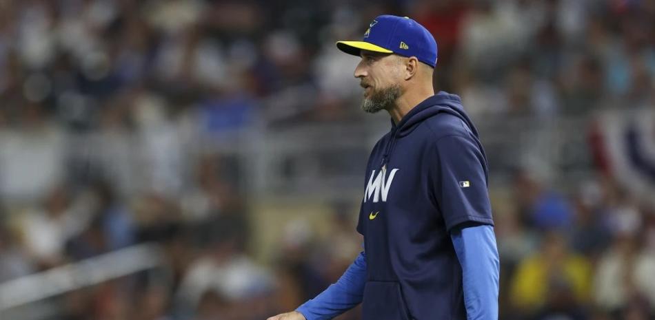 El mánager de los Mellizos de Minnesota, Rocco Baldelli, camina hacia el montículo durante la sexta entrada de un juego de béisbol contra los Orioles de Baltimore, el viernes.