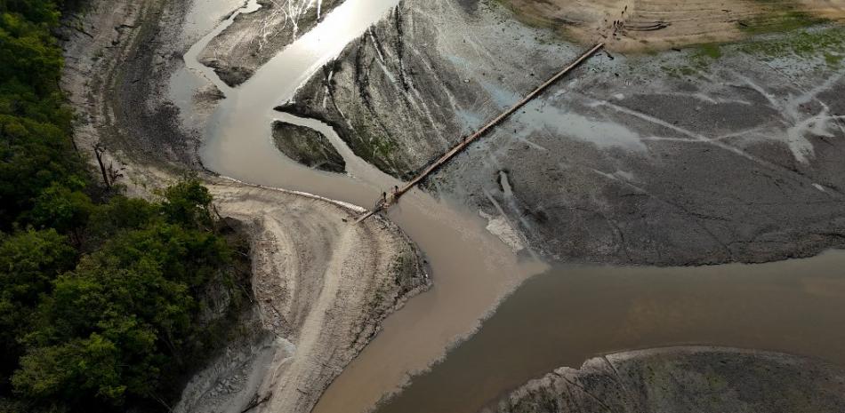 Vista aérea del río Taruma-Acu, un afluente del río Negro, que se encuentra en un nivel muy bajo debido a la severa sequía en Manaus, Amazonas, norte de Brasil, tomada el 25 de septiembre de 2024.