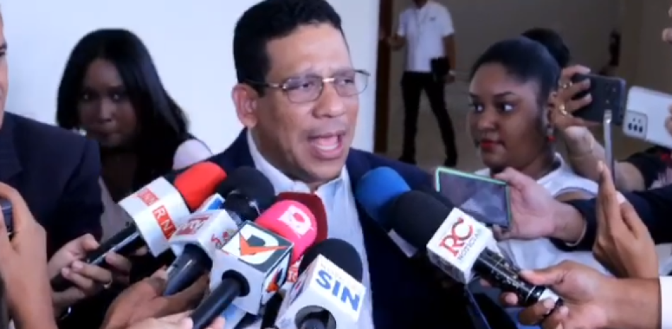 El director general de Compras y Contrataciones Públicas, Carlos Pimentel, ofreciendo declaraciones sobre la Operación Camaleón.