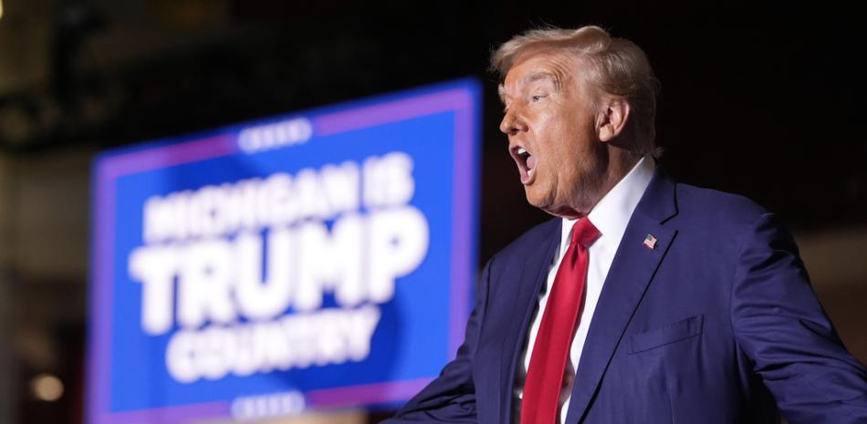 El candidato presidencial republicano Donald Trump llega a un acto de campaña el Ryder Center en la Universidad Estatal Saginaw Valley, el jueves 3 de octubre de 2024, en University Center, Michigan