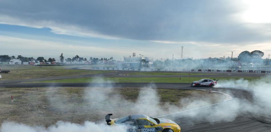 Dos pilotos mientras mostraban sus pericias en esta apasionante modalidad del automovilismo.