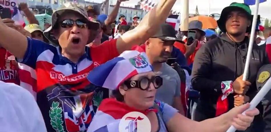 Cientos de personas protestaron este sábado en la Plaza de la Bandera por un control migratorio más "riguroso" ante la masiva entrada al país de haitianos en estatus irregular. La “gran marcha” ha sido organizada por la Antigua Orden Dominicana.<br /><br />https://listindiario.com/la-republica/ciudad/20241005/cientos-personas-protestan-plaza-bandera-control-migratorio-mas-riguroso_828341.html