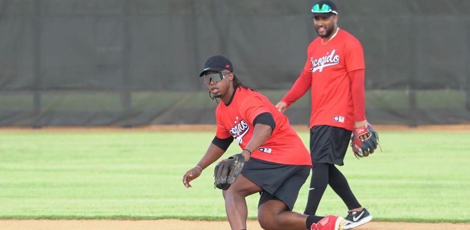 Jean Segura atrapa rodados en el campocorto en su primer día de practicas con el Escogido.