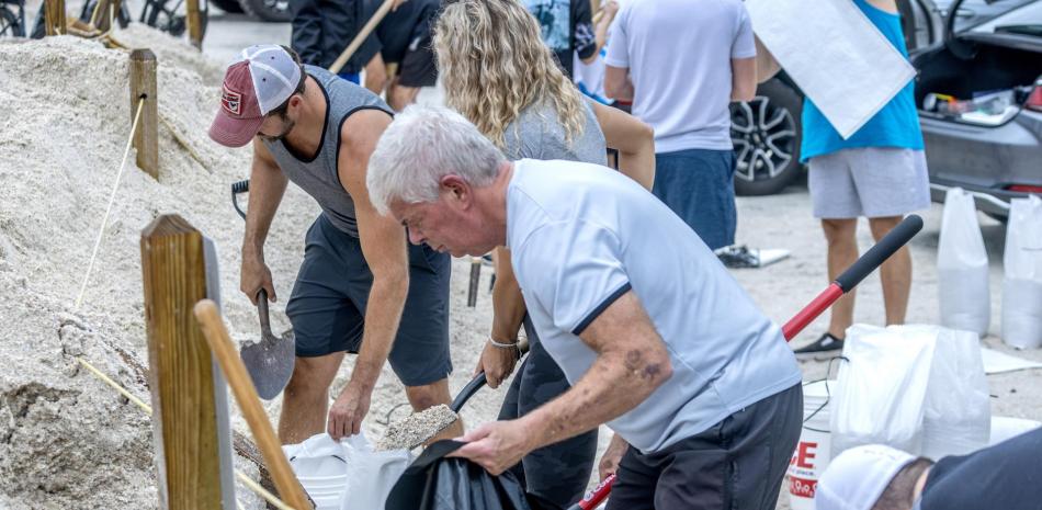 Los residentes de Bonita Beach están recogiendo bolsas de arena mientras la ciudad se prepara para el huracán Milton en Bonita Beach, Florida, EE.UU