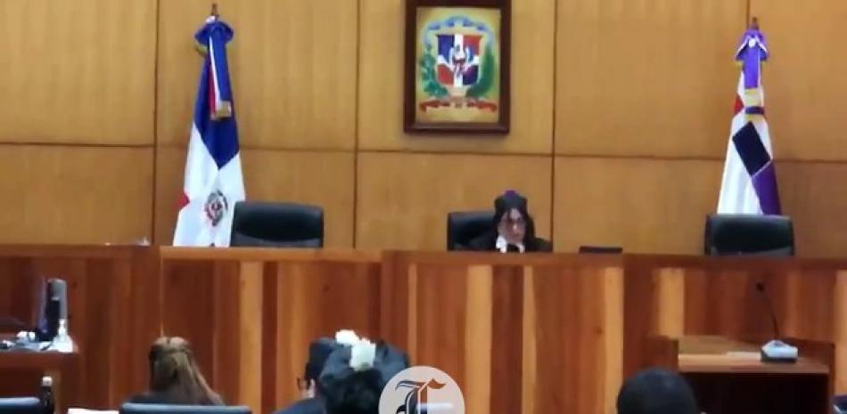 La jueza tomó la decisión al acoger una revisión de la medida de coerción presentada por la barra de la defensa, que consideró que su cliente no representa peligro de fuga.