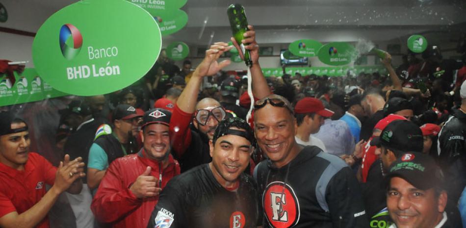 Moises Alou y Luis Rojas en la última gran felicidad que tuvo el Escogido, equipo que levantó la corona por última vez en el torneo del 2015-16.