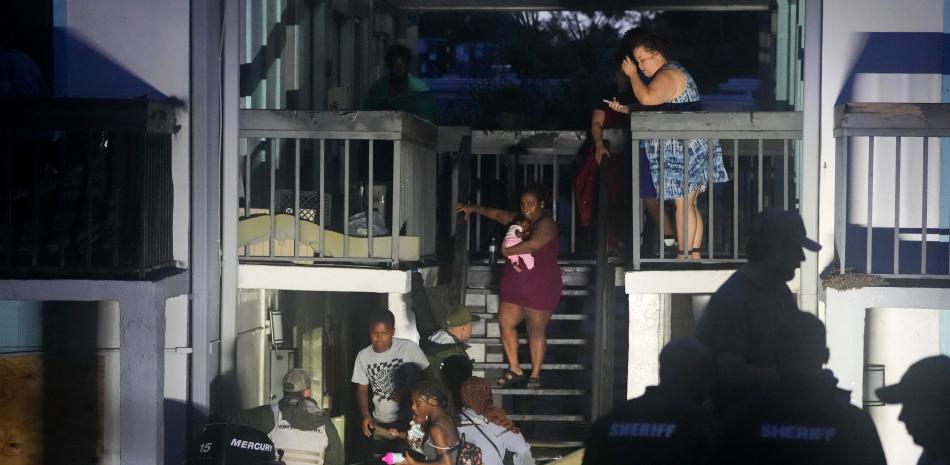 El huracán Milton derribó árboles, arrancó techos de edificios e inundó calles, dejando a los residentes de la costa de Florida contemplando un rastro de destrucción. Foto Bryan R. SMITH