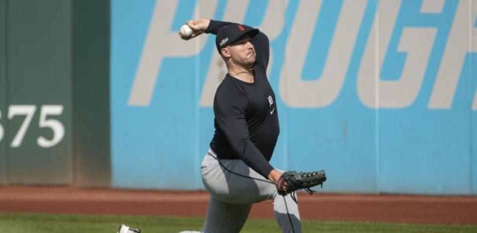 Tarik Skubal entrena en los jardines en preparación para su jornada determinante de este sábado.