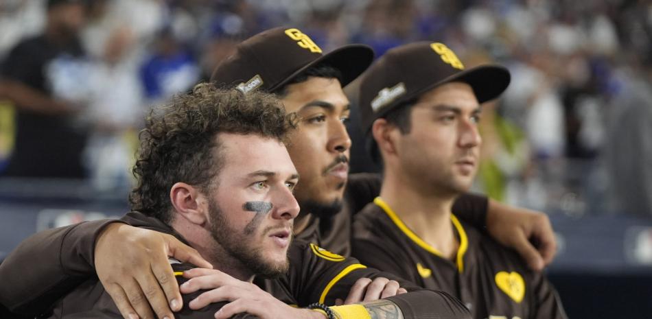 Jugadores de los Padres se muestran entristecidos luego de caer ante los Dodgers en el quinto partido de la Serie Divisional.