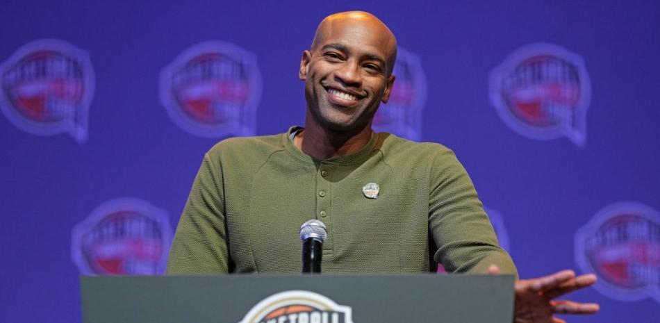 Vince Carter habla durante el encuentro en que fue exaltado al Salón de la Fama de la NBA.