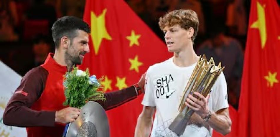 Jannik Sinner y Novak Djokovic muestran sus respectivos trofeos tras ser primero y segundo en el Masters de Shanghai.