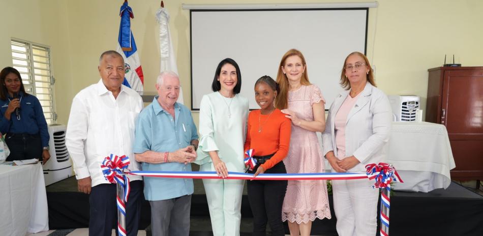 Marcelino Fulgencio, párroco Cruz María Echevarría, Raquel Arbaje de Abinader, Diosmery Sepúlveda, María Isabel Pérez y Pura Casilla.