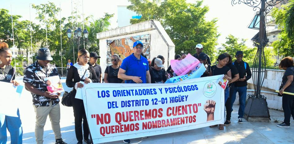 Protesta de docentes y orientadores en el Parque Simón Bolívar del Distrito Nacional.