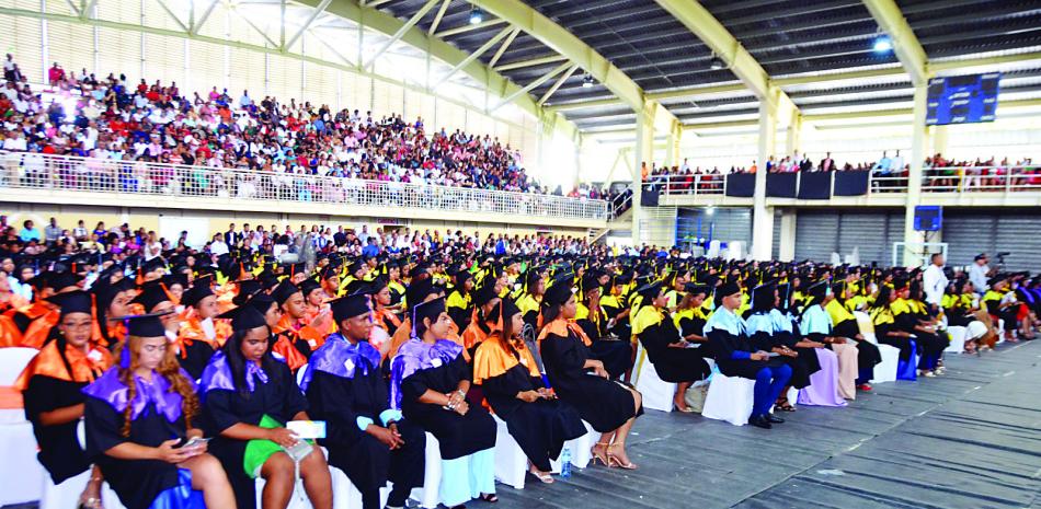 Una nueva legión de profesionales, en el momento de la ceremonia de graduación en la Universidad Tecnológica del Sur (Utesur), espera el momento para recibir sus títulos y emprender un nuevo camino de mayor superación y aportes al engrandecimiento del país.